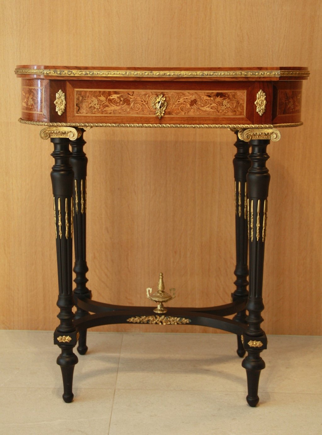 Restauration artisanale d'une table à coudre Napoléon III.