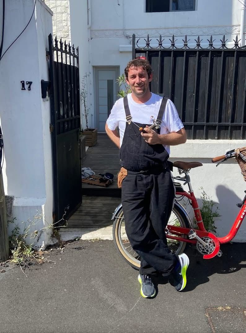 Olivier, Serrurier à vélo, après l'ouverture une porte claquée à Bordeaux centre