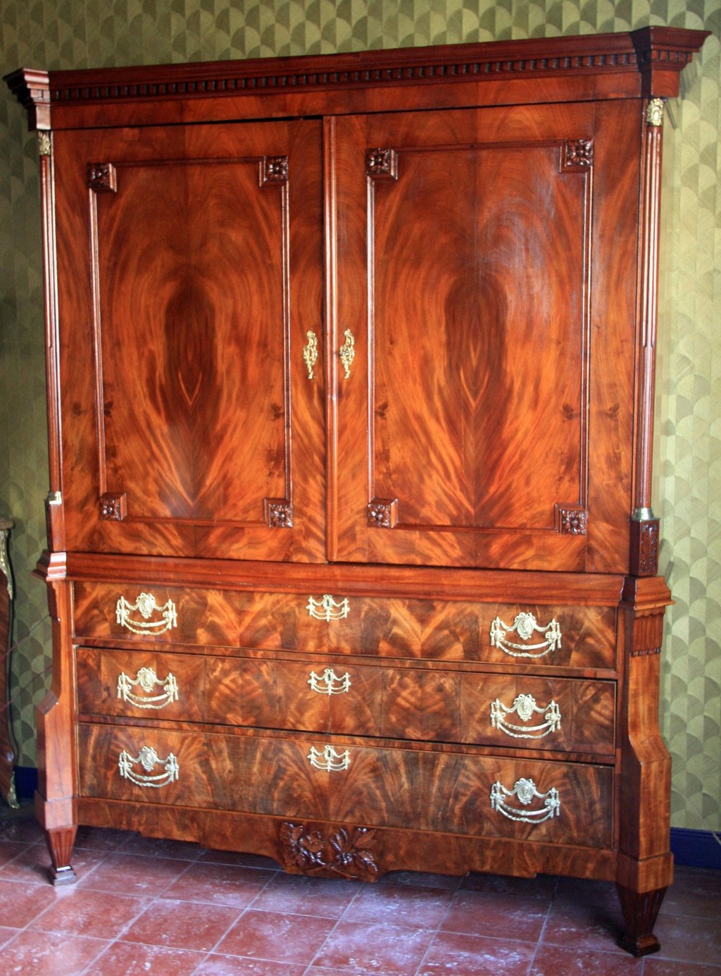 Antiekrestauratie van een 19e-eeuwse voorraadkast. Ambachtelijke meubelrestauratie.