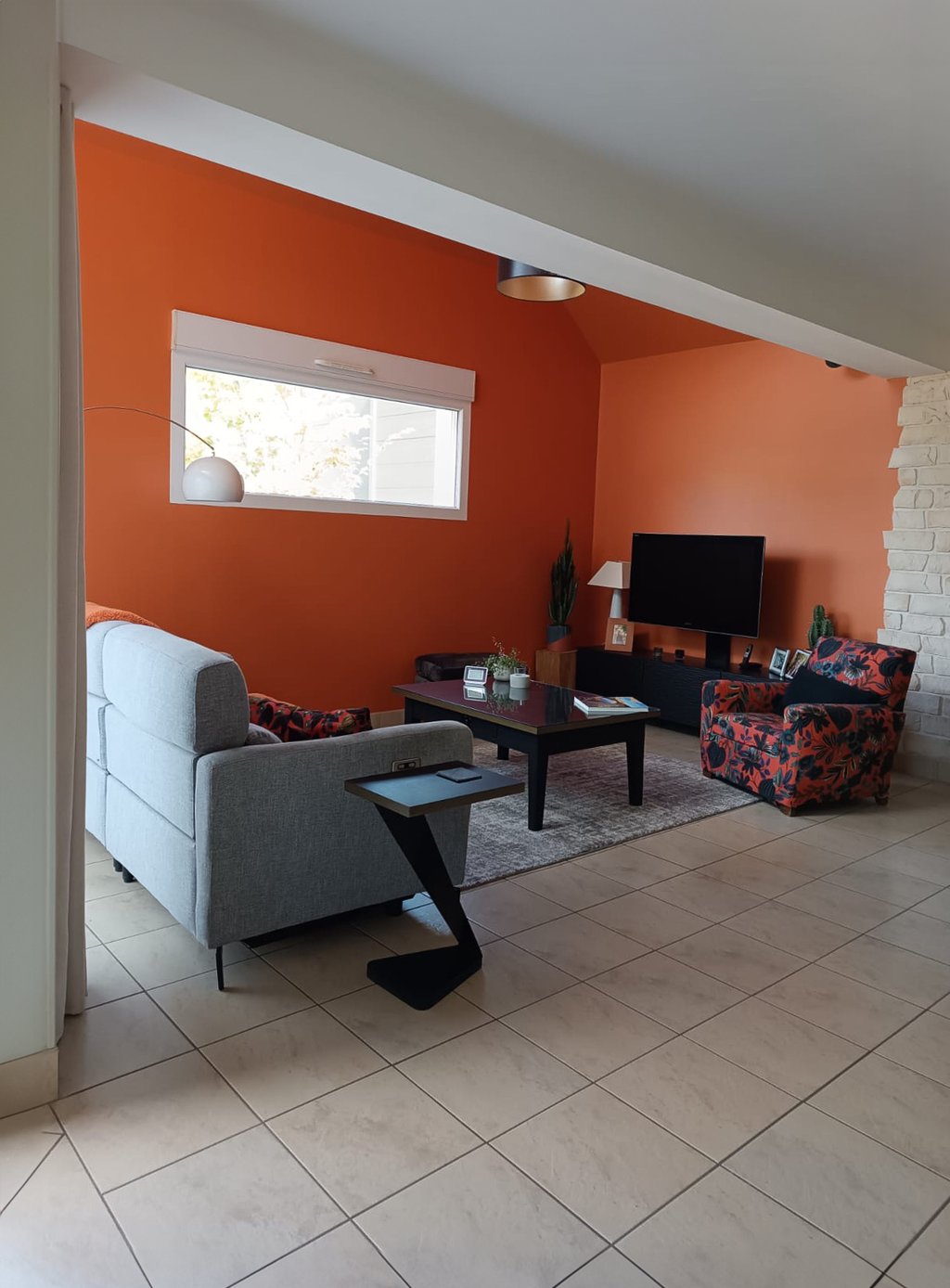 Salon plafond cathédrale orange Fresnel rénovation Besançon design intérieur