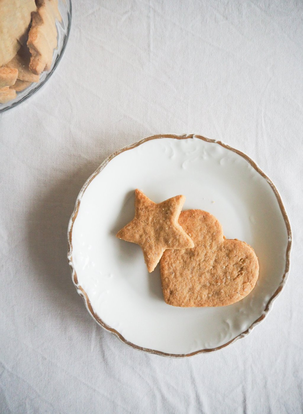 ciasteczka na białym talerzu