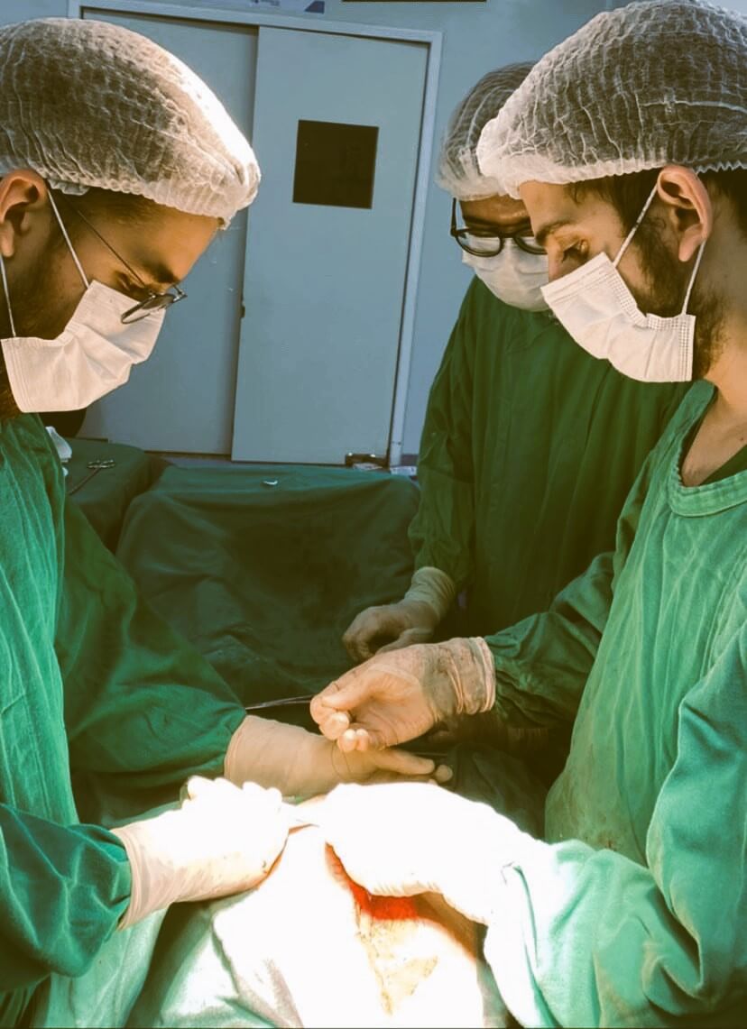 Cirurgiões do aparelho digestivo operando