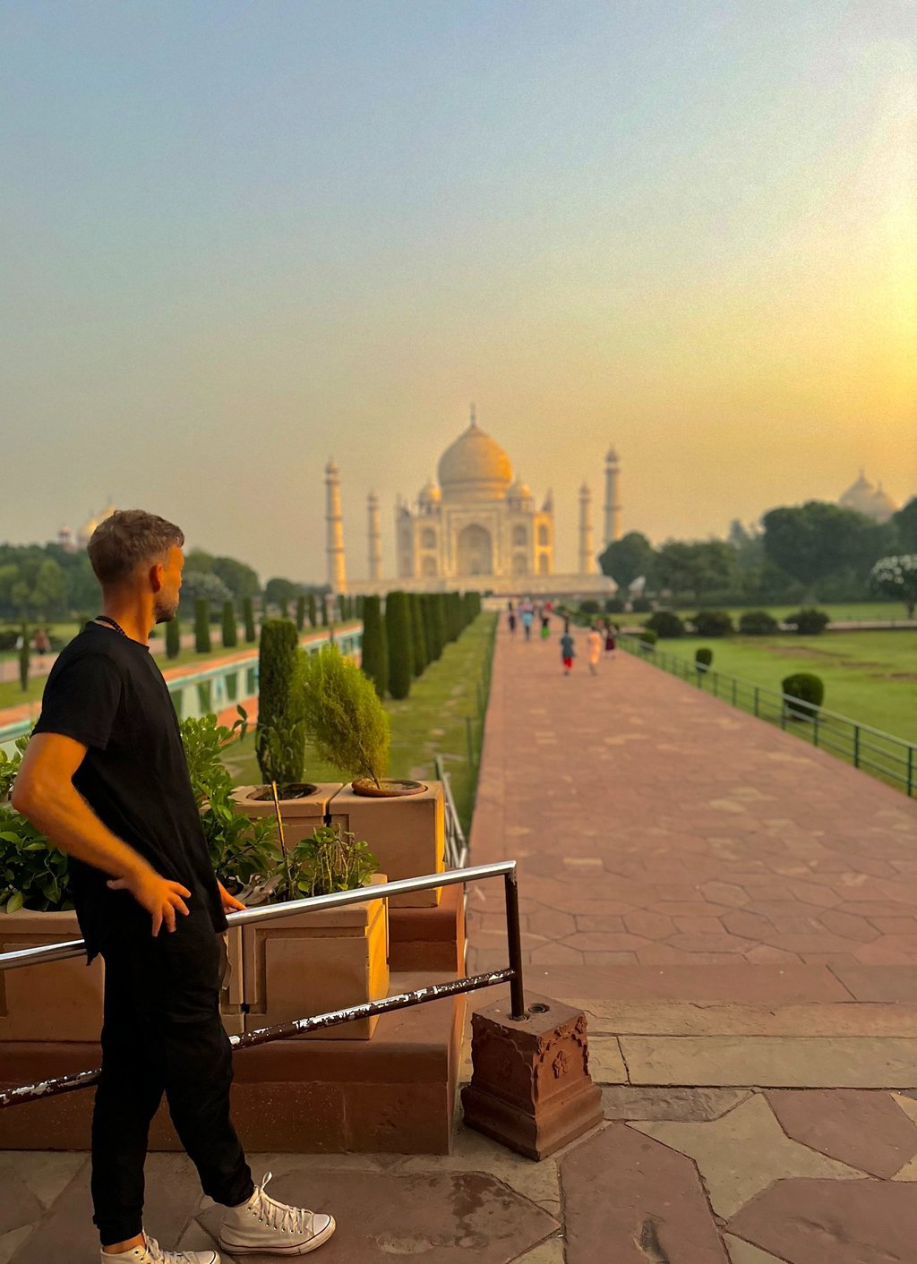 Sébastien, Travel Planner expert en Thaïlande, devant le Taj Mahal