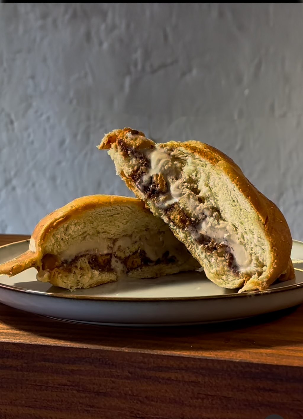 une brioche glacée, avec un nappage et des toppings croustillant