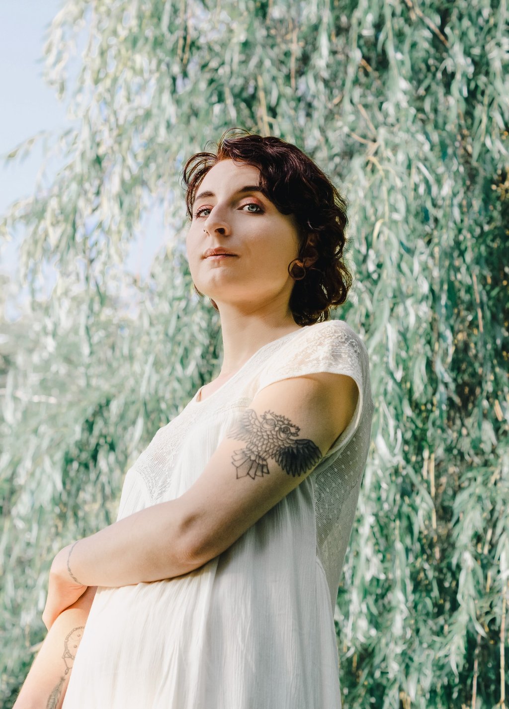 portrait féminin en contre plongée dans un parc se tenant le bras