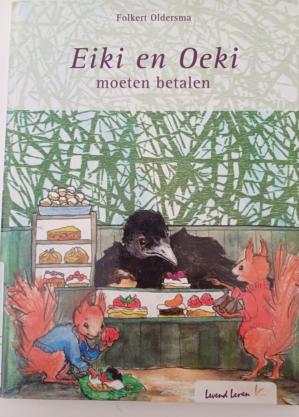 kaft eiki en oeki, illustratie van kraai achter een winkelbalie met taartjes en twee eekhoorns