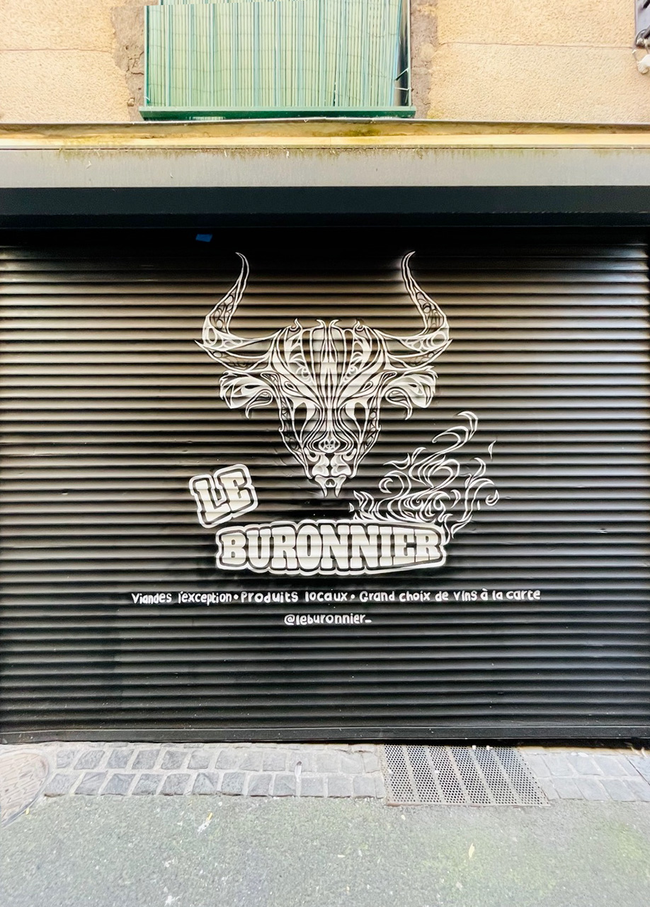 un rideau de fer noir avec une peinture de tête de taureau blanche 