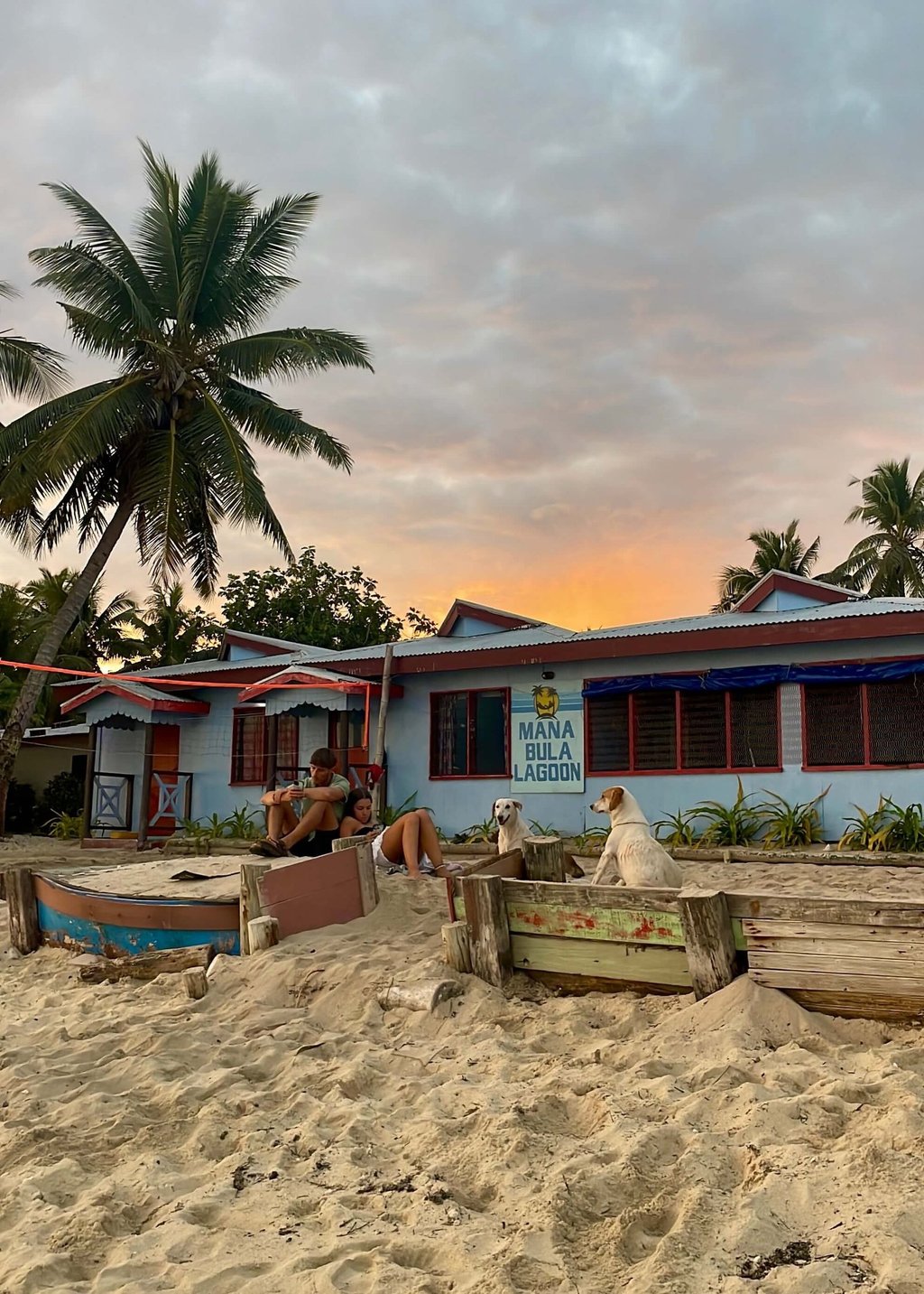 El hostel de Mana island al atardecer 