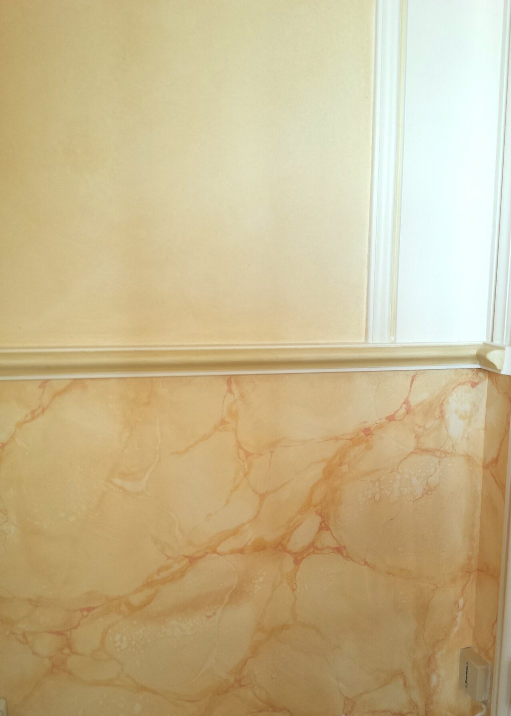 Faux marbre, jaune de sienne, peint en soubassement pour un appartement