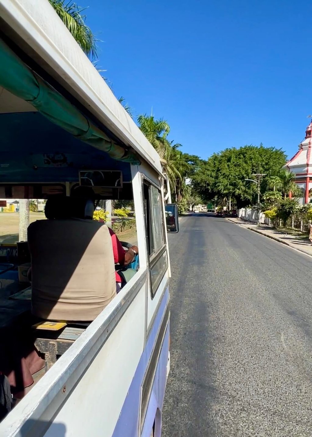 Los buses locales sin ventanas de Fiyi