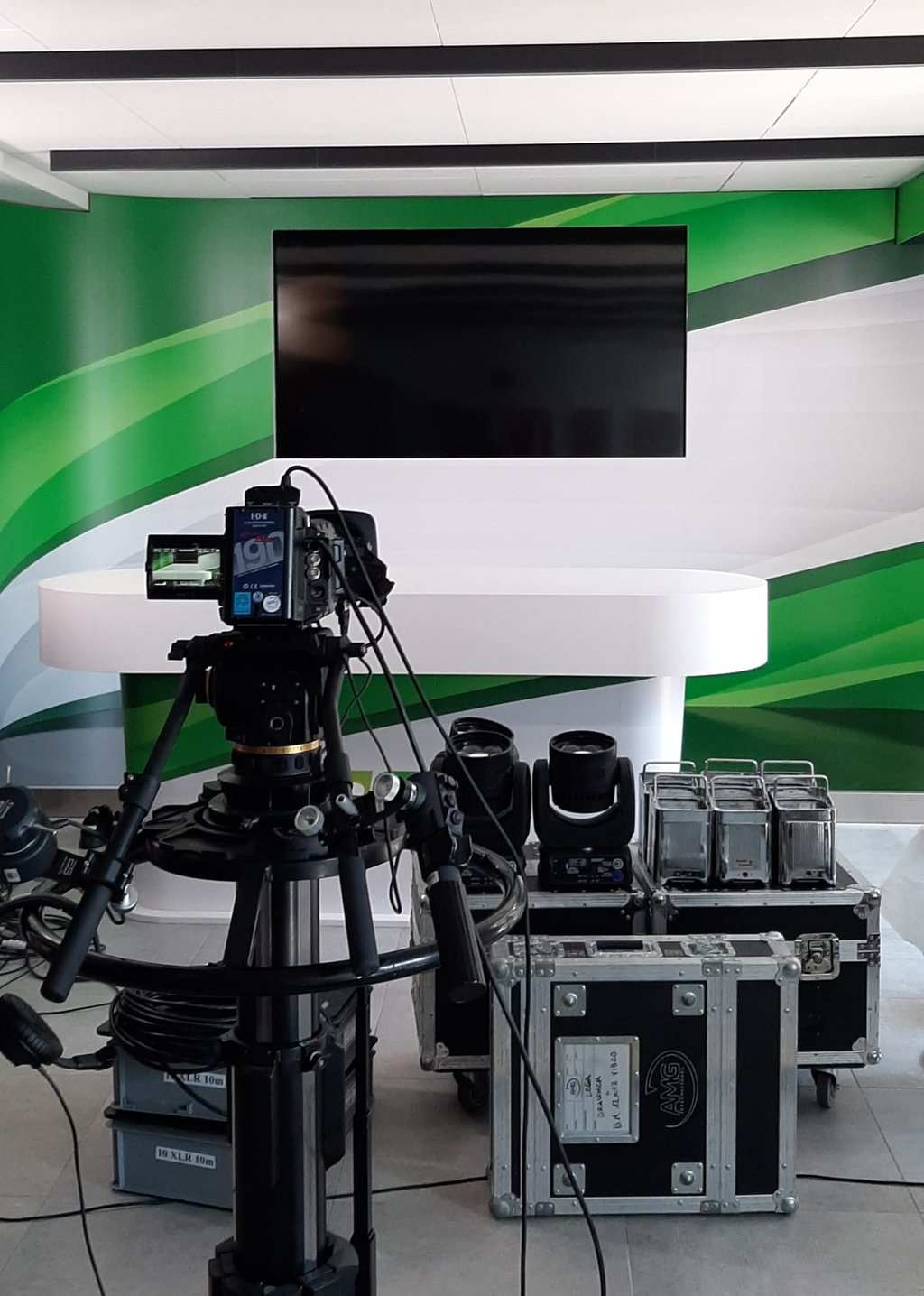 Pstazione tecnica per riprese video con cavalletto professionale, reflex, flight case su sfondo