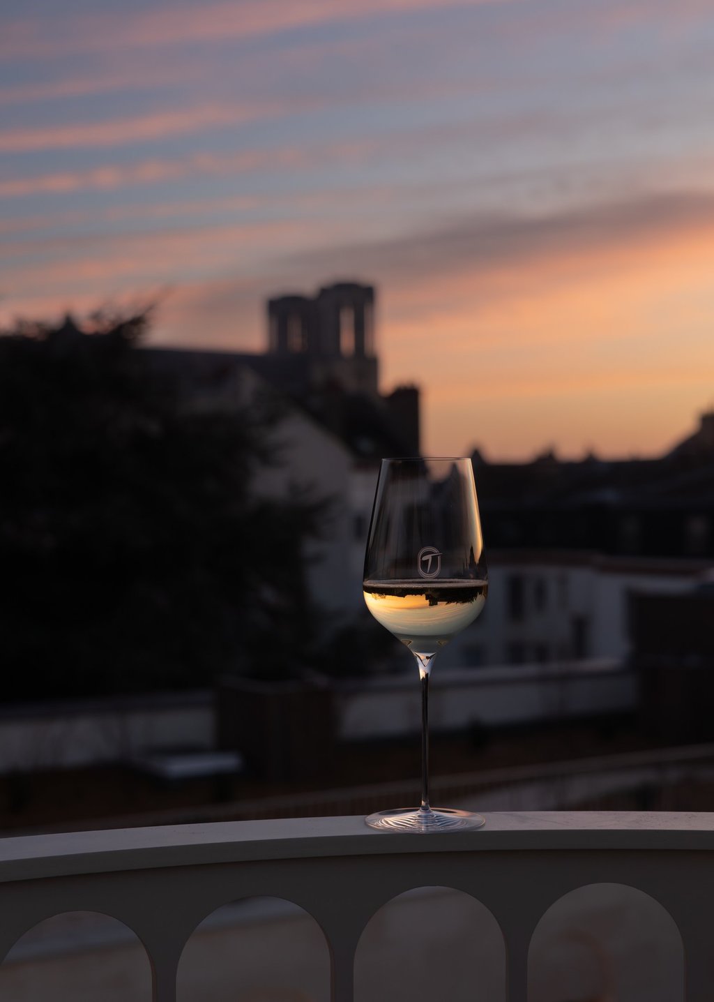 Verre de champagne, cuvée Thiénot sur le rooftop de l'hôtel le 3 by Théinot