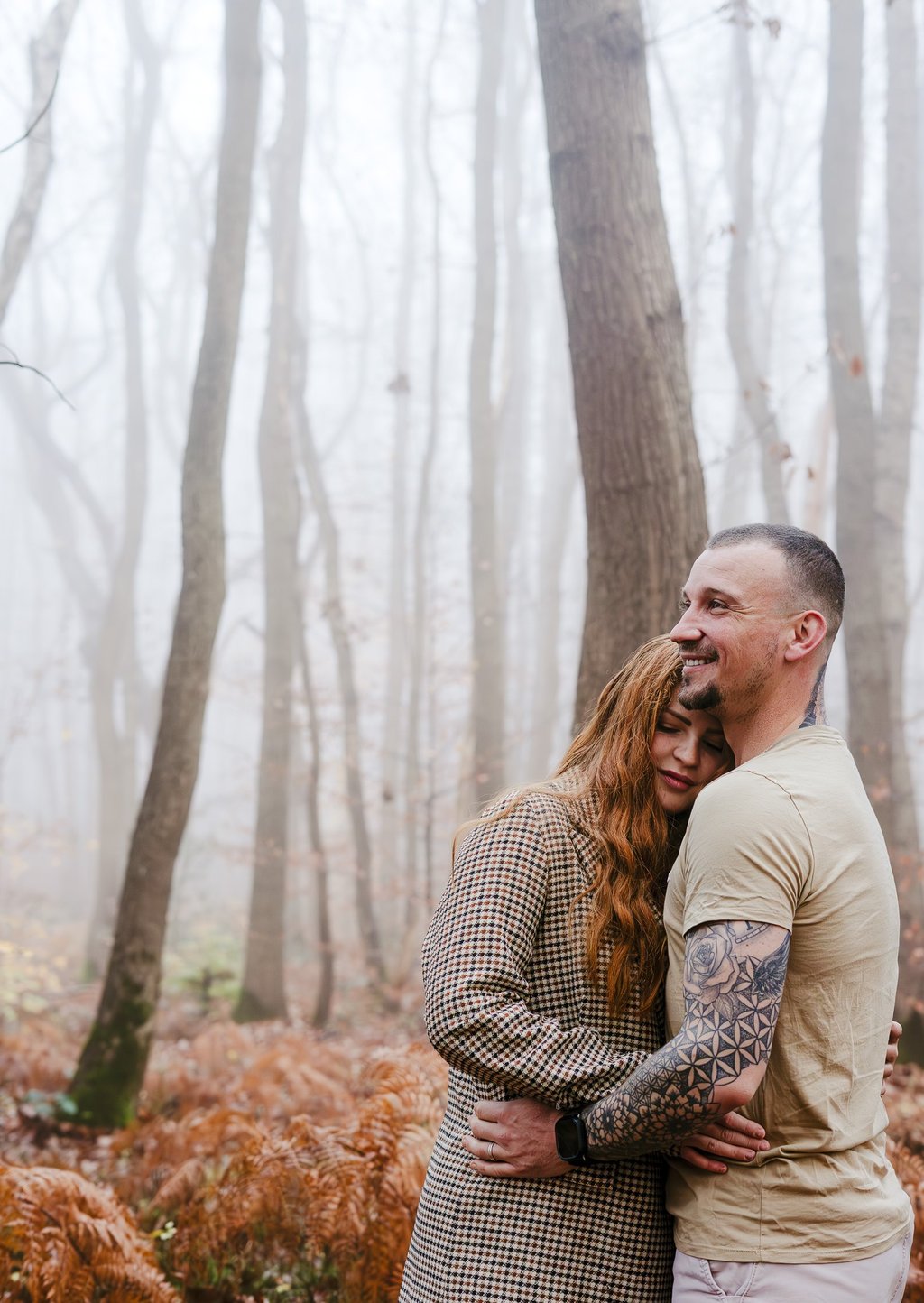 couple qui s'enlacent en forêt lumière froide brume
