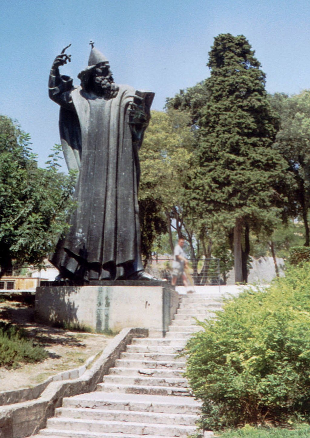 The famous Grgur Ninski statue in Split surrounded by trees and park paths