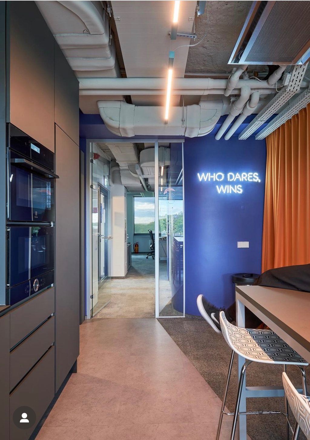 akustines pertvaros is uzuolaidu biure