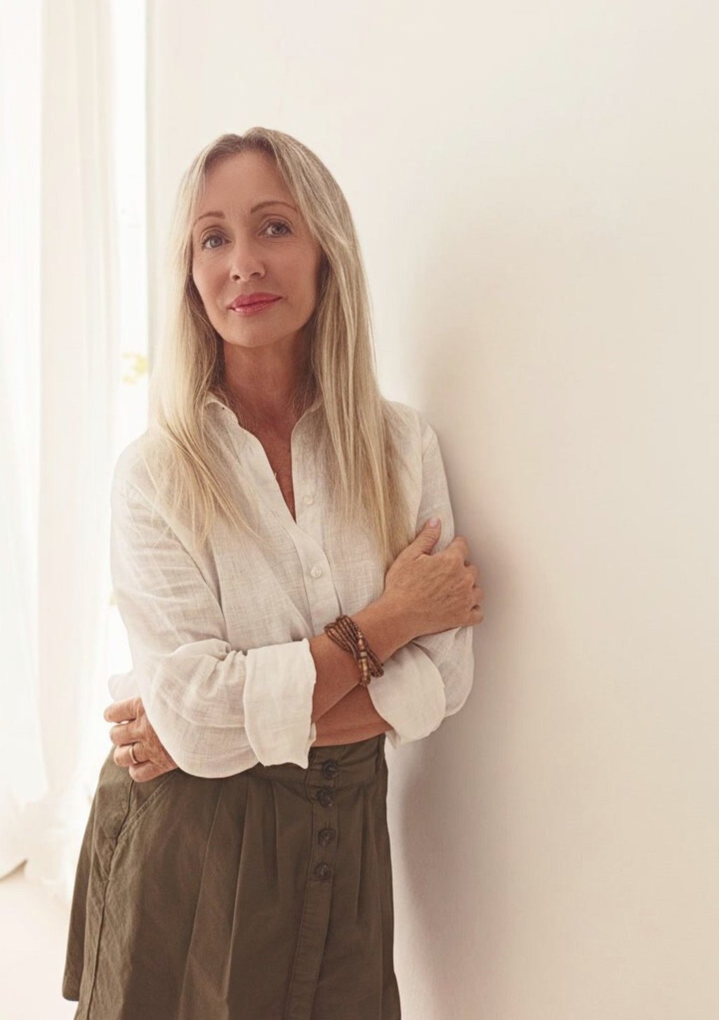 Valeria Angeletti, wellness coach di Metabolika, in piedi accanto a un muro con le braccia incrociat