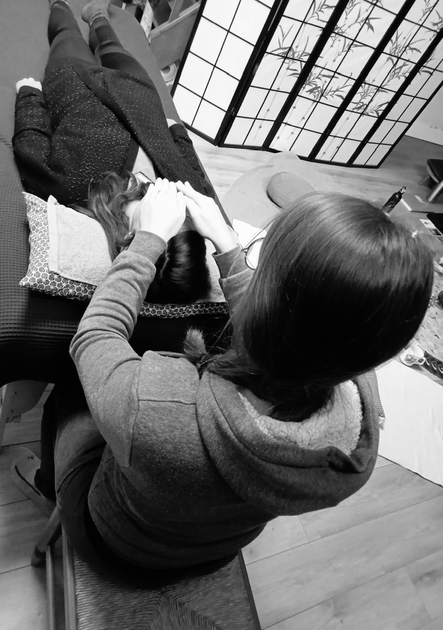 femme qui donne un soin energetique a une autre femme lors d'une formation magnetisme à nantes avec Christophe Meunier