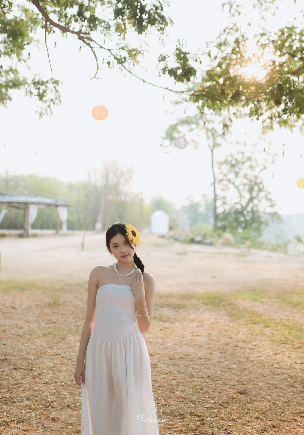 ไอเดียถ่ายรูปพรีเวดดิ้งน่าน ท่ามกลางธรรมชาติและทุ่งหญ้าสีทอง โดยช่างภาพมืออาชีพน่าน