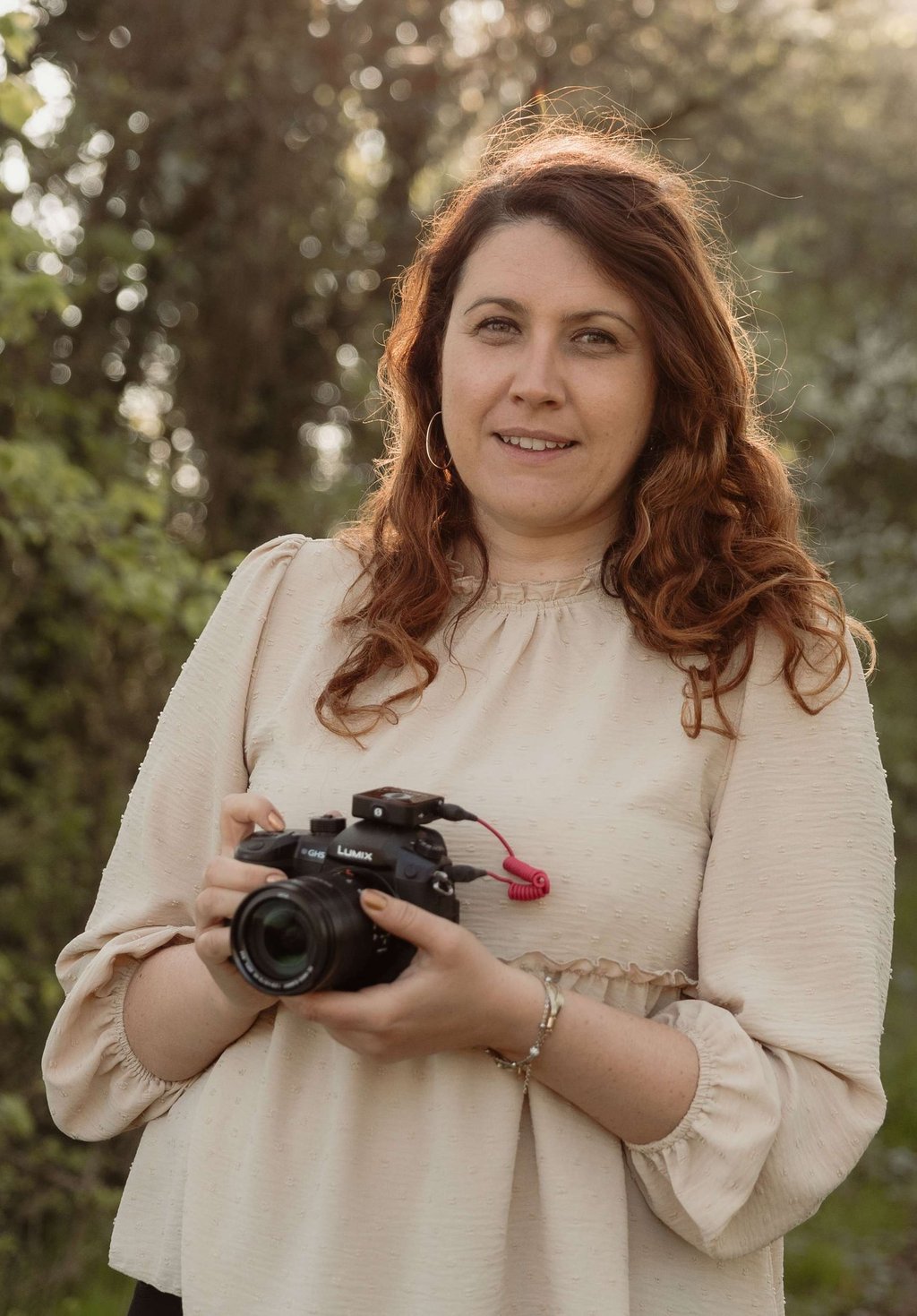 Vidéaste d'entreprise, léa olivier, avec caméra de turnage