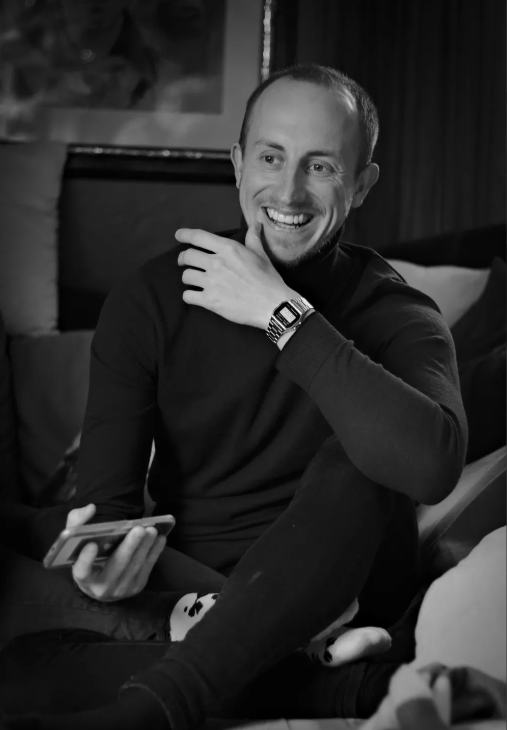 Portrait homme noir et blanc en appartement par Carine Lebrun Photo