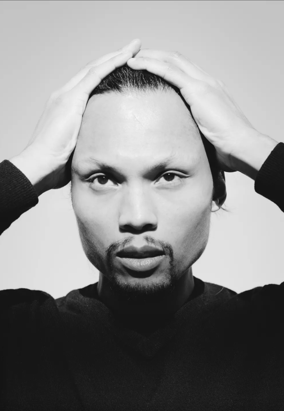 Portrait homme noir et blanc au Jardin du Luxembourg par Carine Lebrun