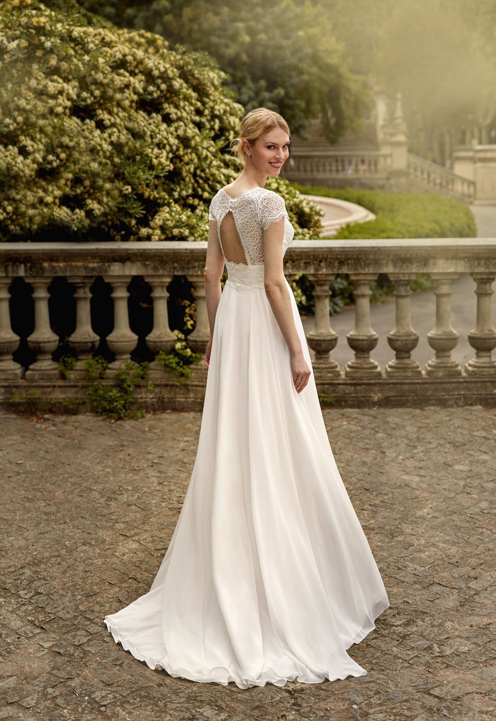 robe de mariée boheme avec haut en dentelle et jupe en mousseline, dos nu, DM Couture, Essonne