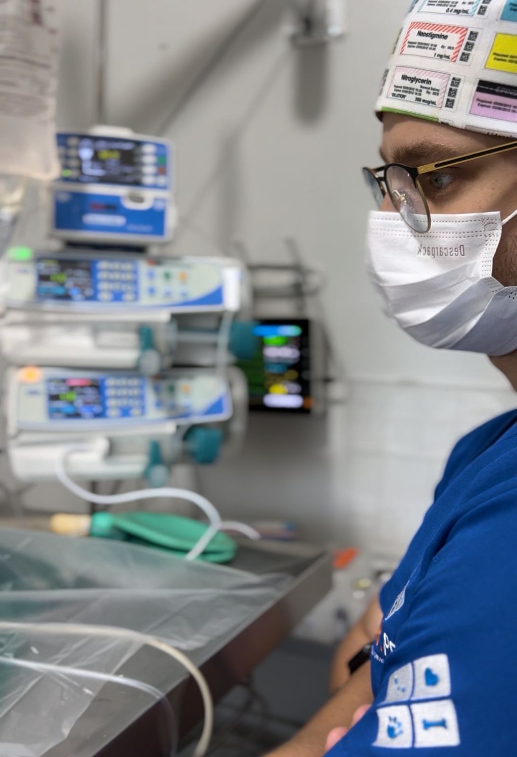 Um veterinario em uniforme azul aguardando o paciente em sua clinica