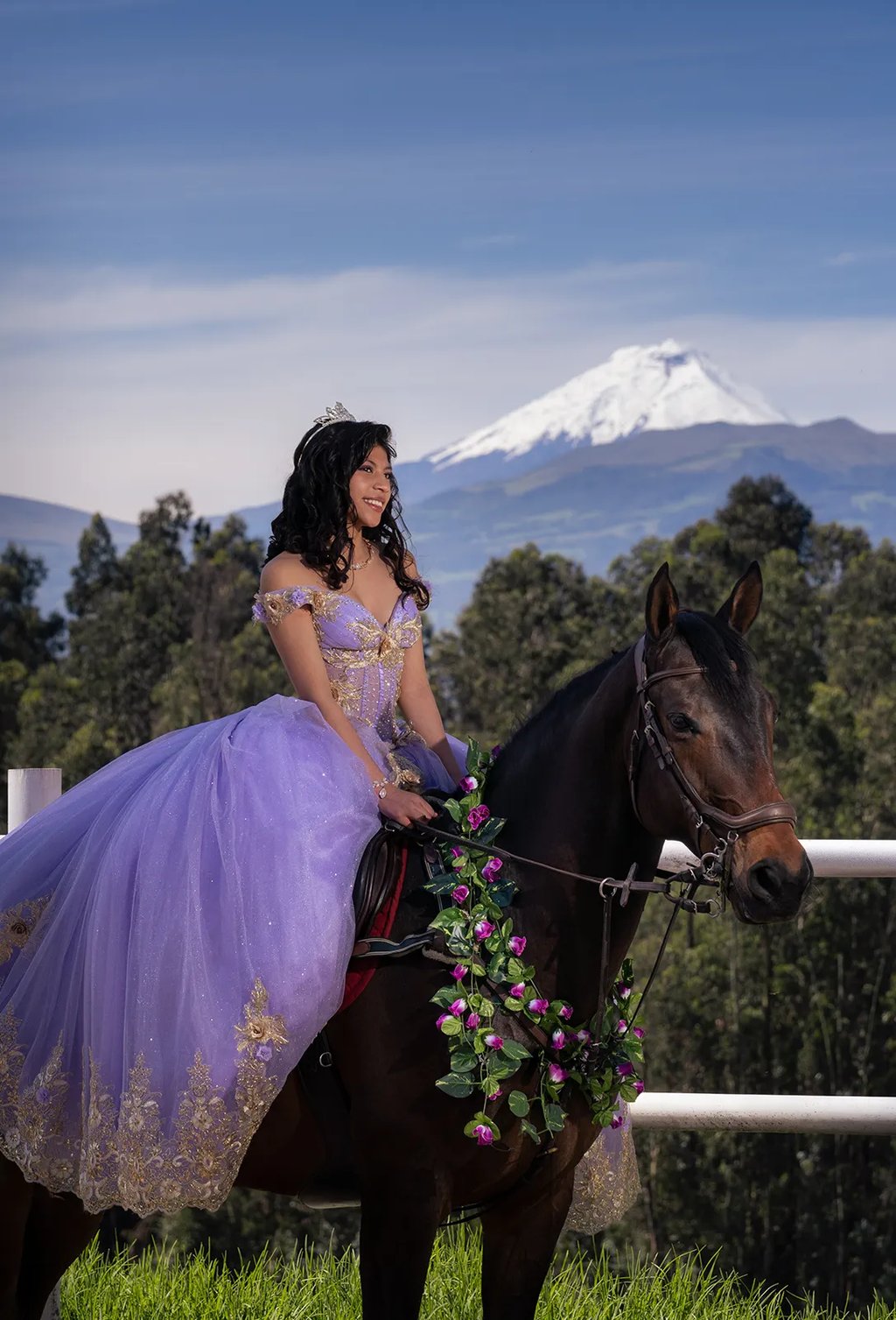 Retrato editorial de quinceañera con vestido morado montando a caballo con el Cotopaxi de fondo en Quito