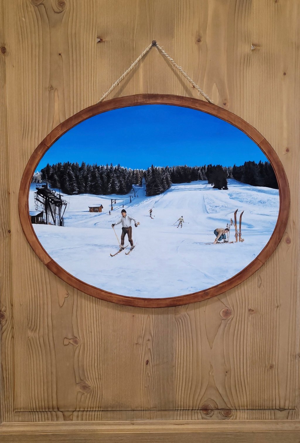 Ancienne piste de ski alpin du Jura peint en trompe-l'oeil sur une porte en bois.