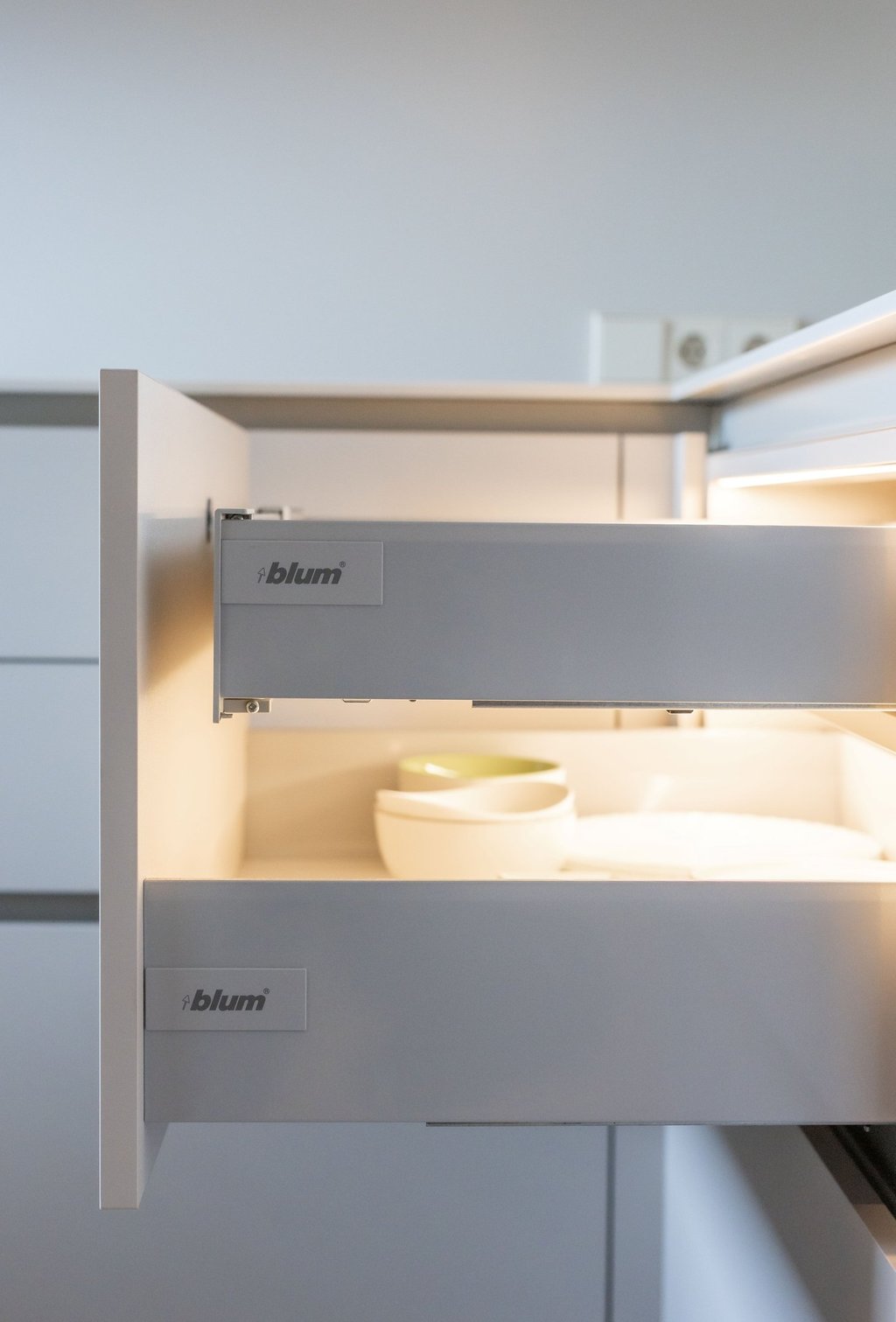 virtuvės baldai apšvietimas stalčiuose blum furnitūra