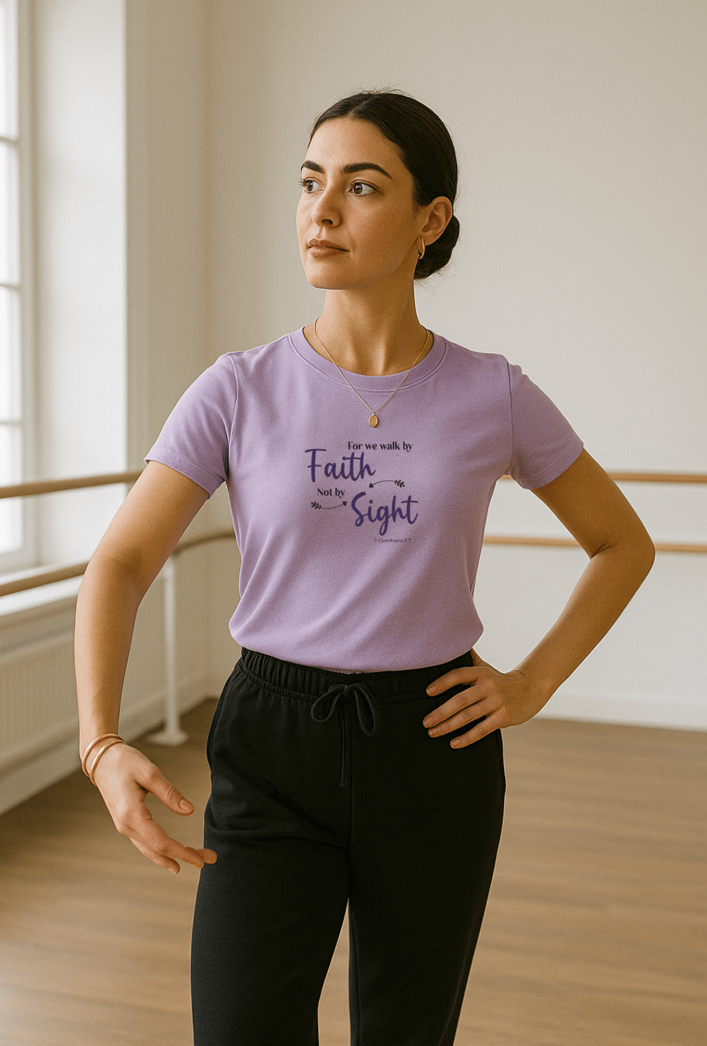 mujer en salón de ballet luciendo una camiseta estampada personalizada