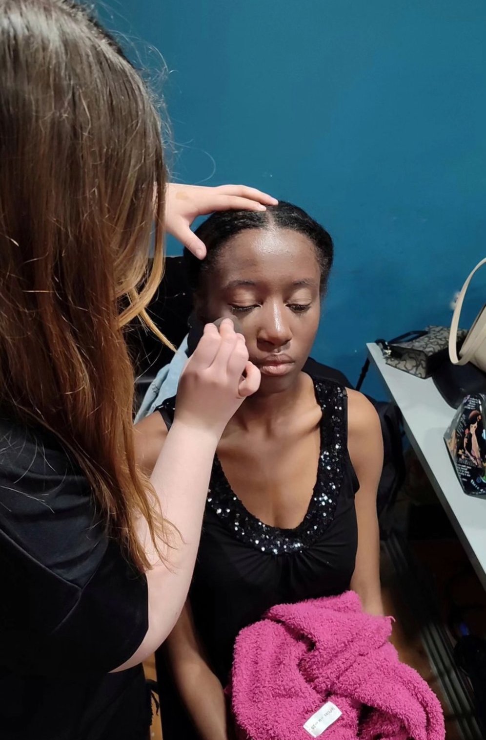 maquillando en el desfile de artesania de Murcia