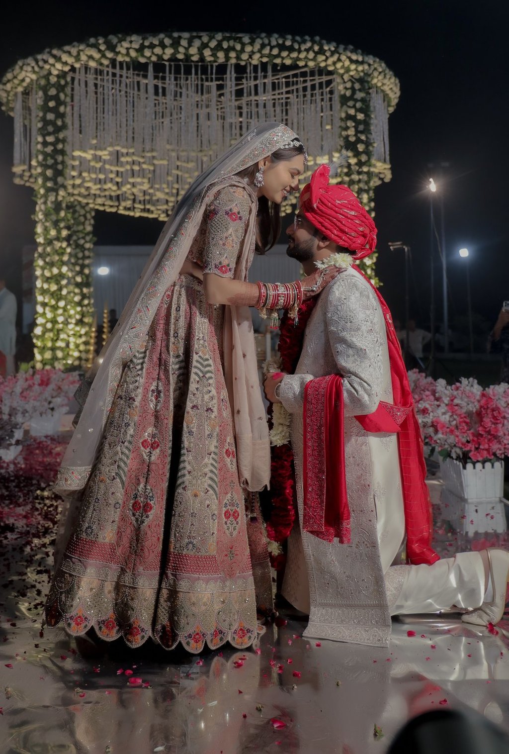 best bridal wedding moment | couple varmala in mandap | best couple cotume | r&d bridal makeup gotri