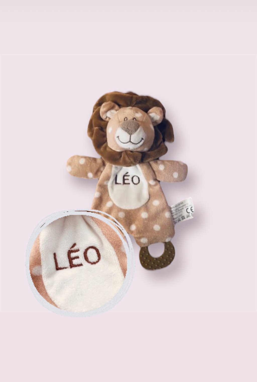 peluche doudou plat d'éveil lion action a pois marron blanc brodée "Léo"