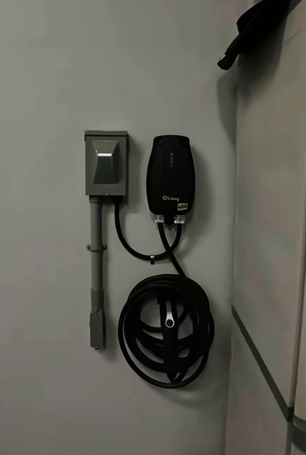 Infrastructure de recharge pour véhicule électrique en condo.