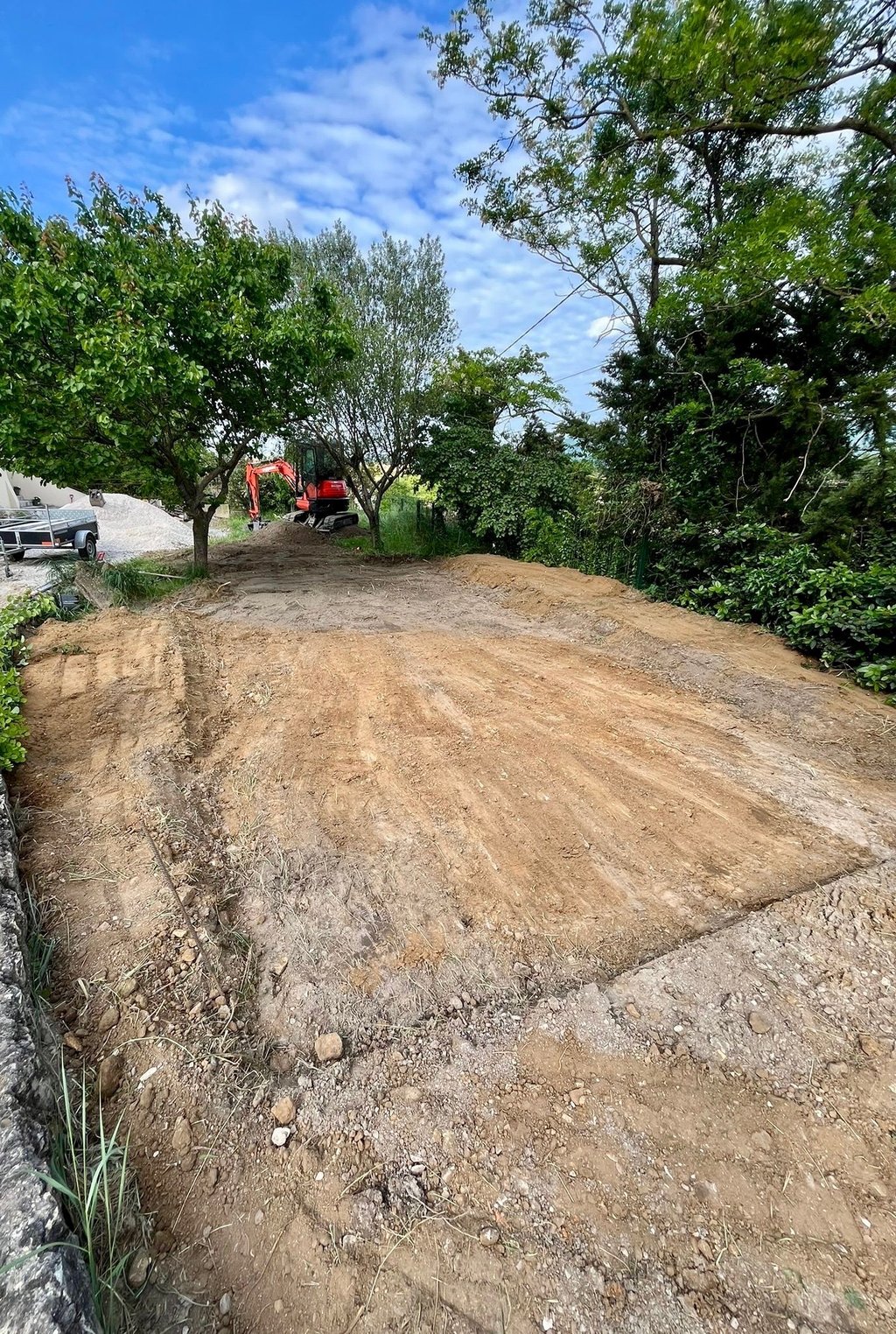 Avant après terrassement et préparation de terrain avec création d’une surface stabilisée paysagiste