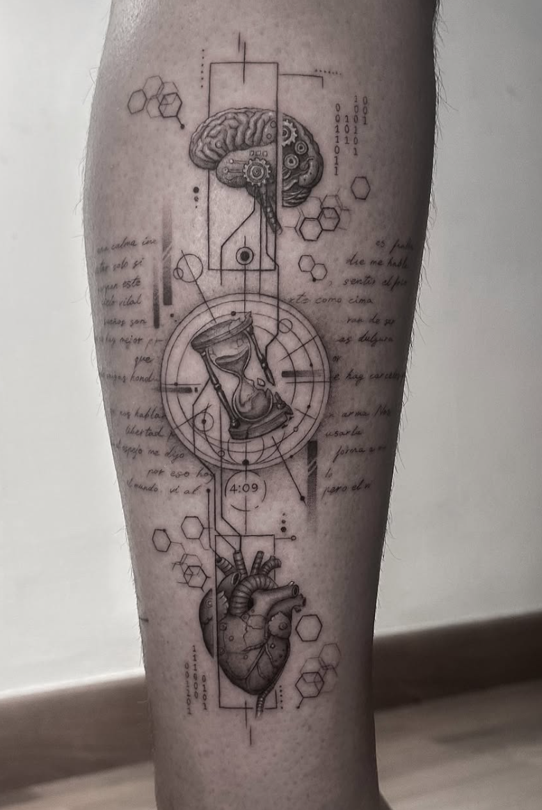 Tatuaje fineline cerebro, reloj de arena y corazón anatómico con geometría madrid