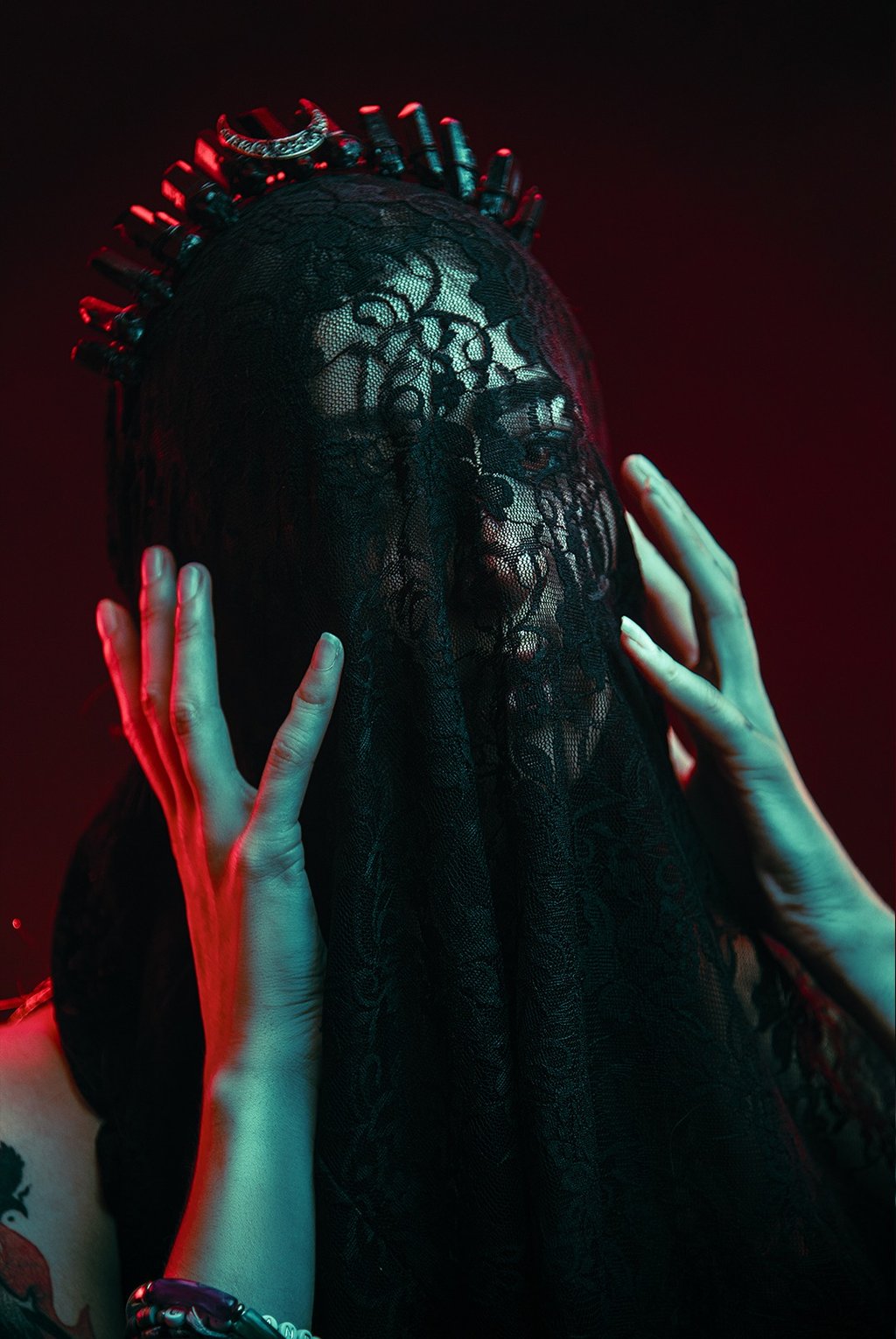 Photo studio d'un portrait coulleur, aux ambiance sinistre, réalisée par un photographe et vidéaste à Pau.te 