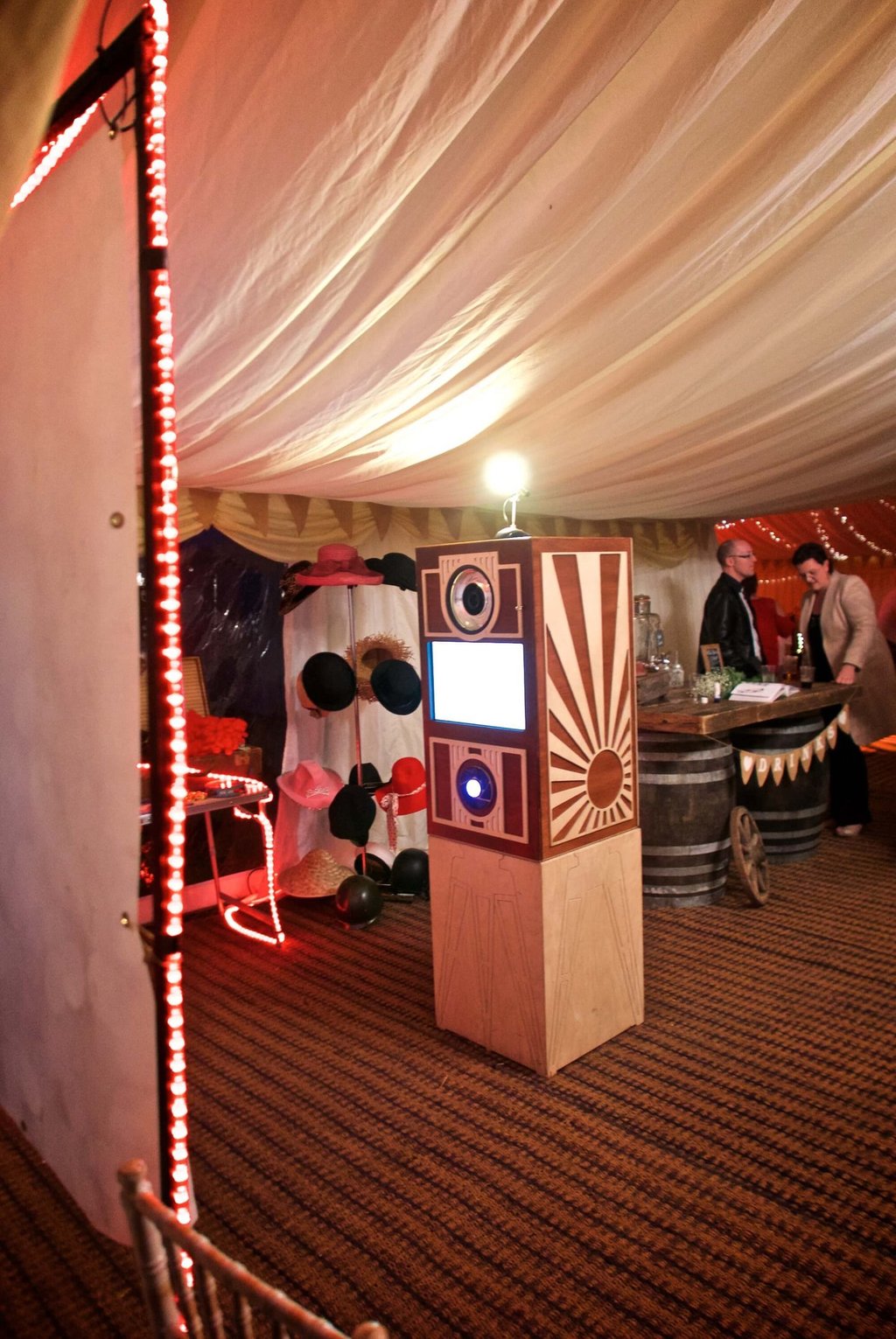photobooth intérieur avec fond décoratif et éclairage professionnel