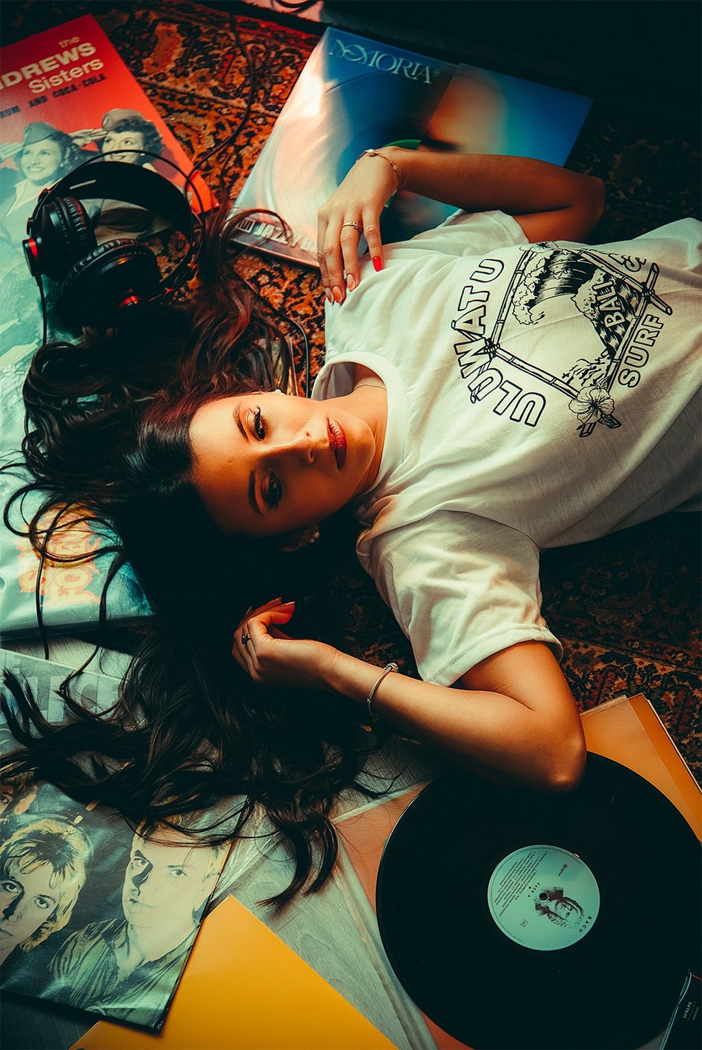 Portrait intimiste en intérieur dans une ambiance old school, photographie capturez à Pau