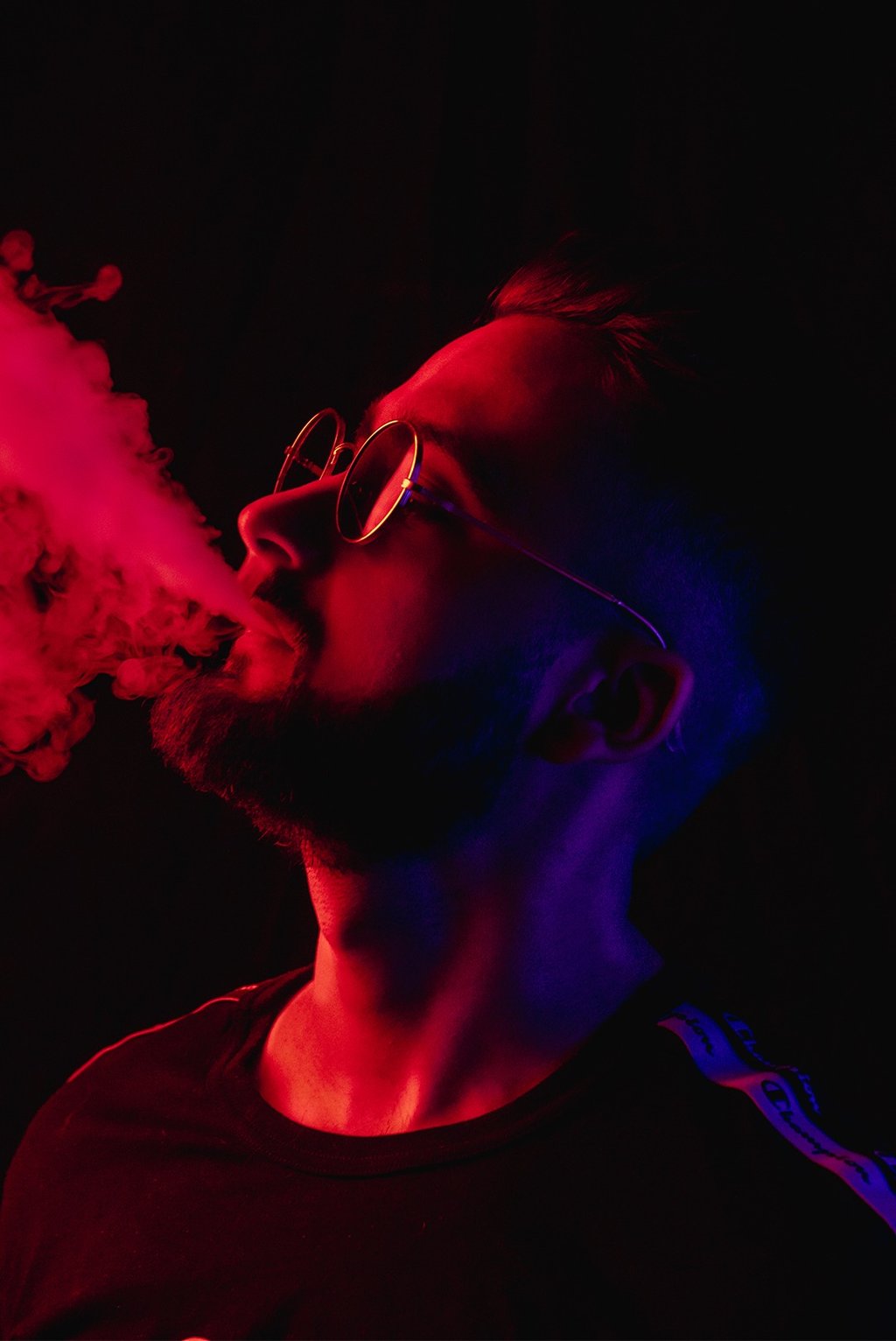 Portrait photo tout en lumière vibrante, concept du photographe et vidéaste Thomas Bordas résident sur Pau.