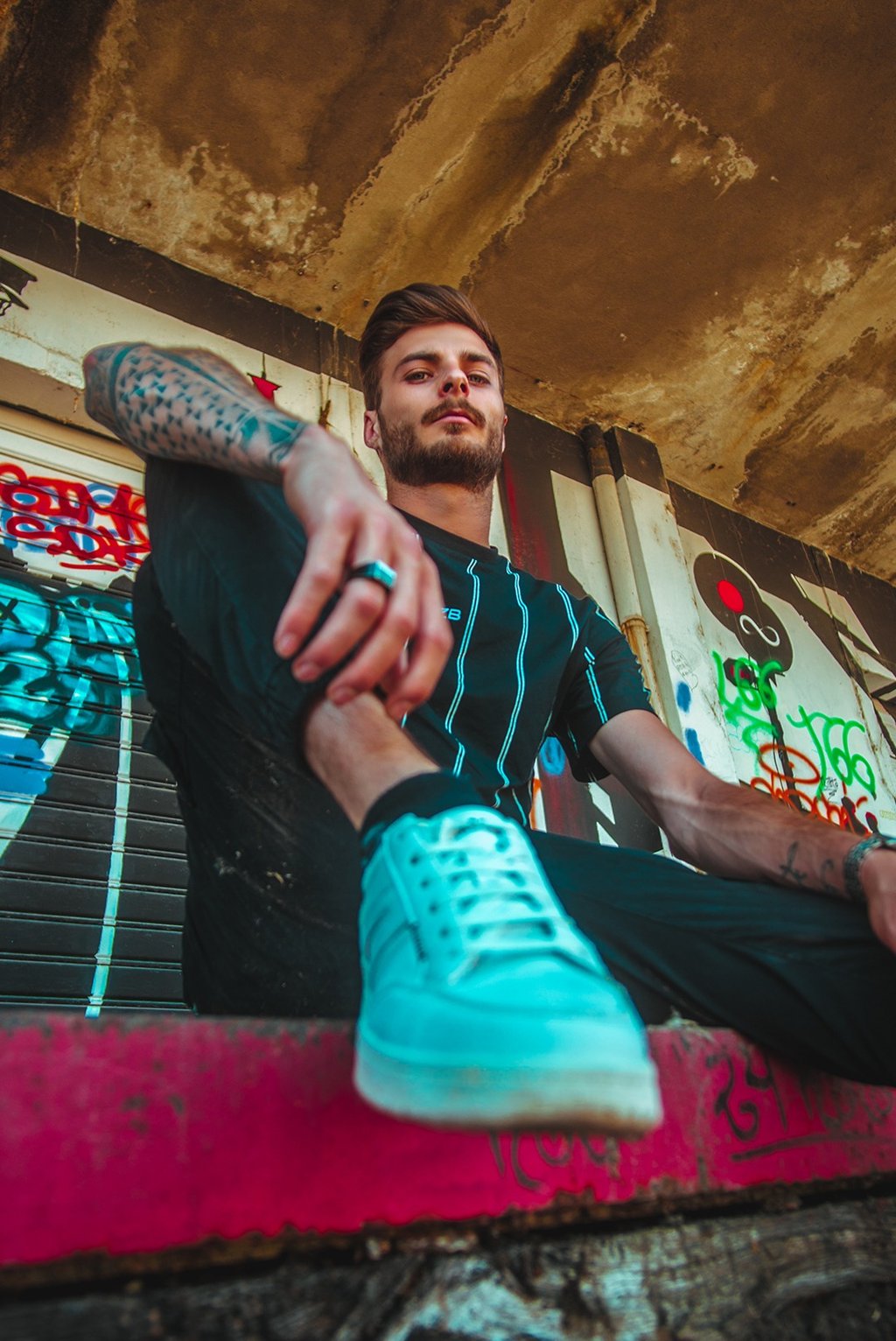 Portrait photo en ville, streewear et charisme, cliché réalisé à Pau par un photographe vidéaste.