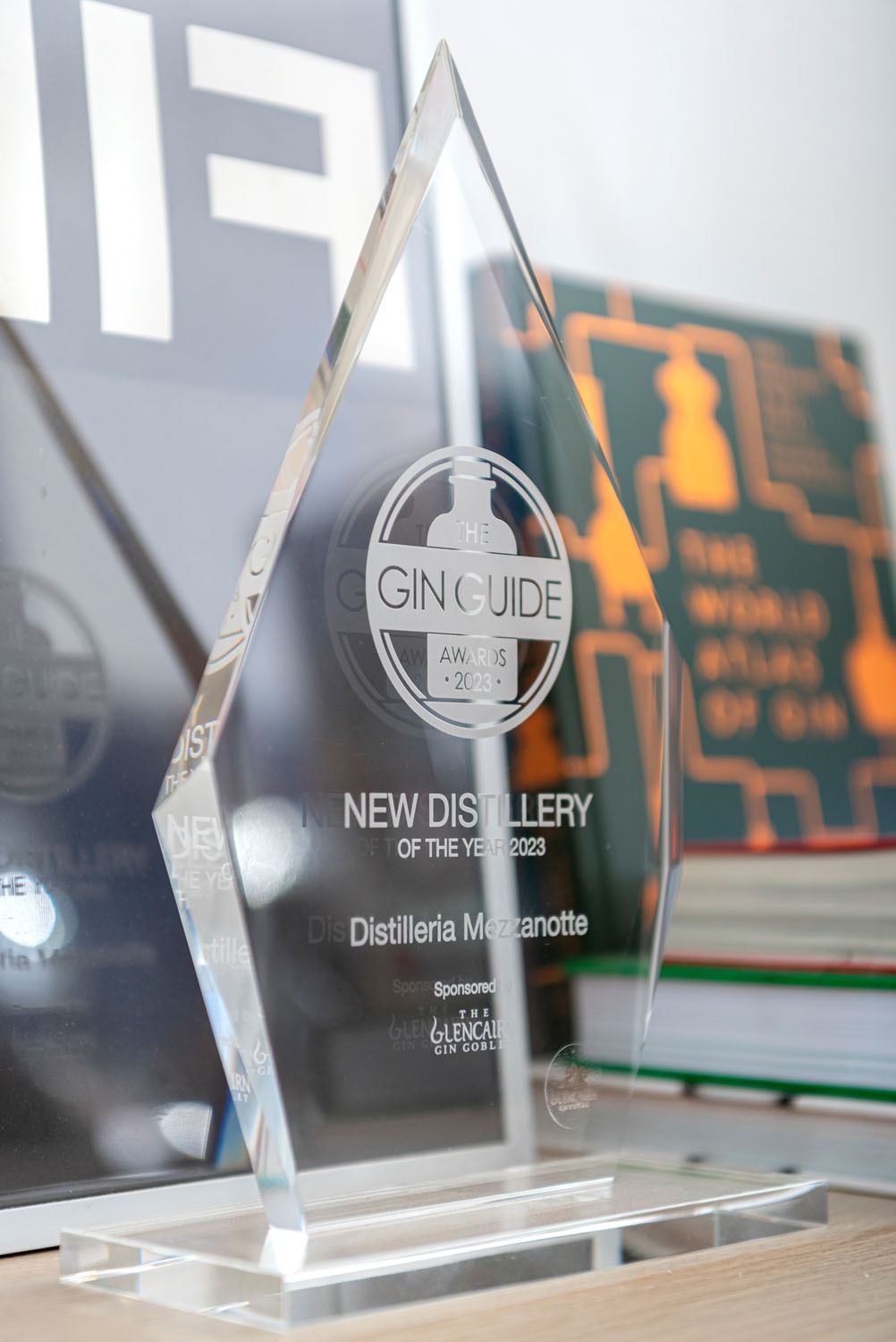 foto di un trofeo in vetro per il titolo di Miglior Distilleria Emergente del Mondo 2023