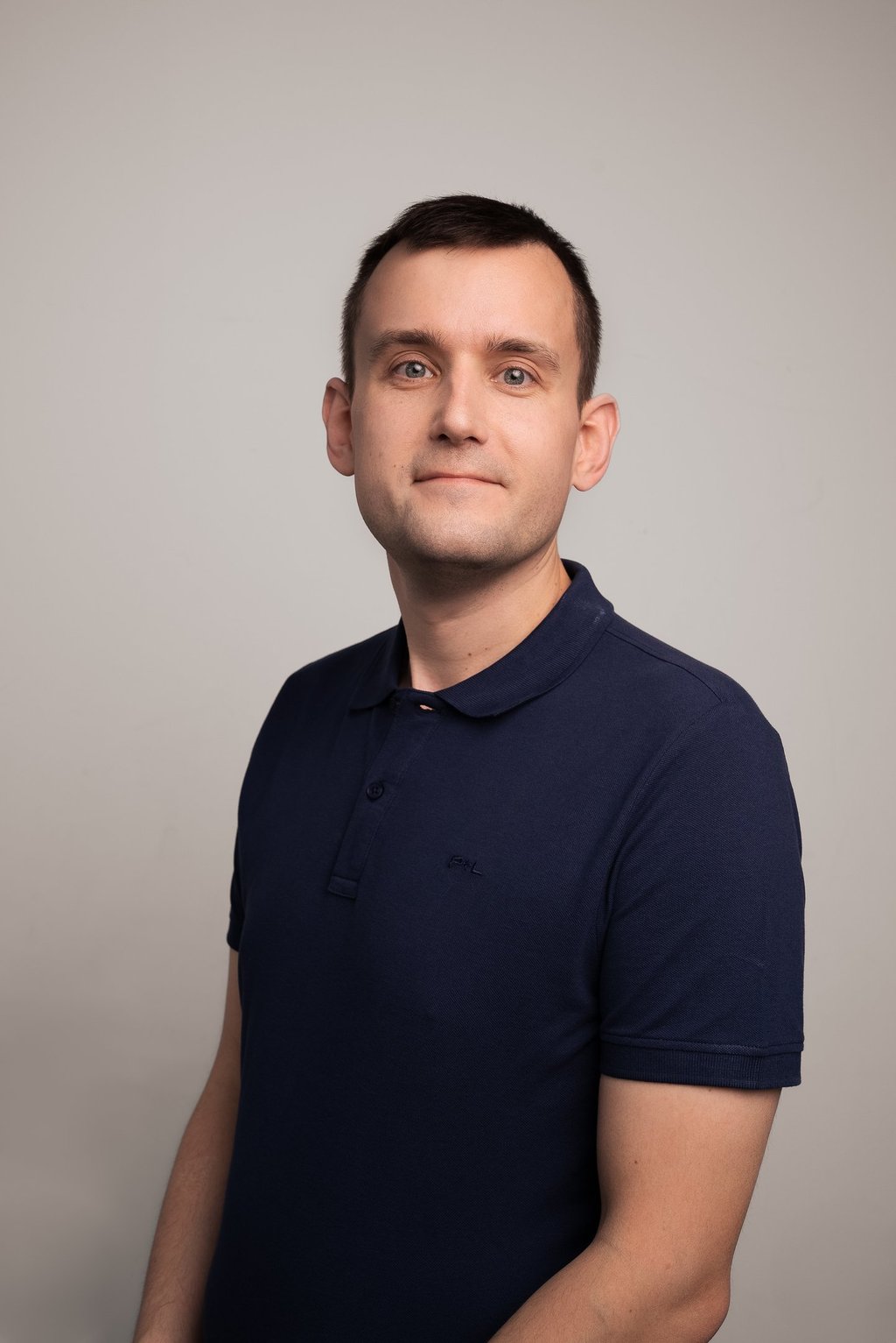 a man in a blue shirt and a white shirt