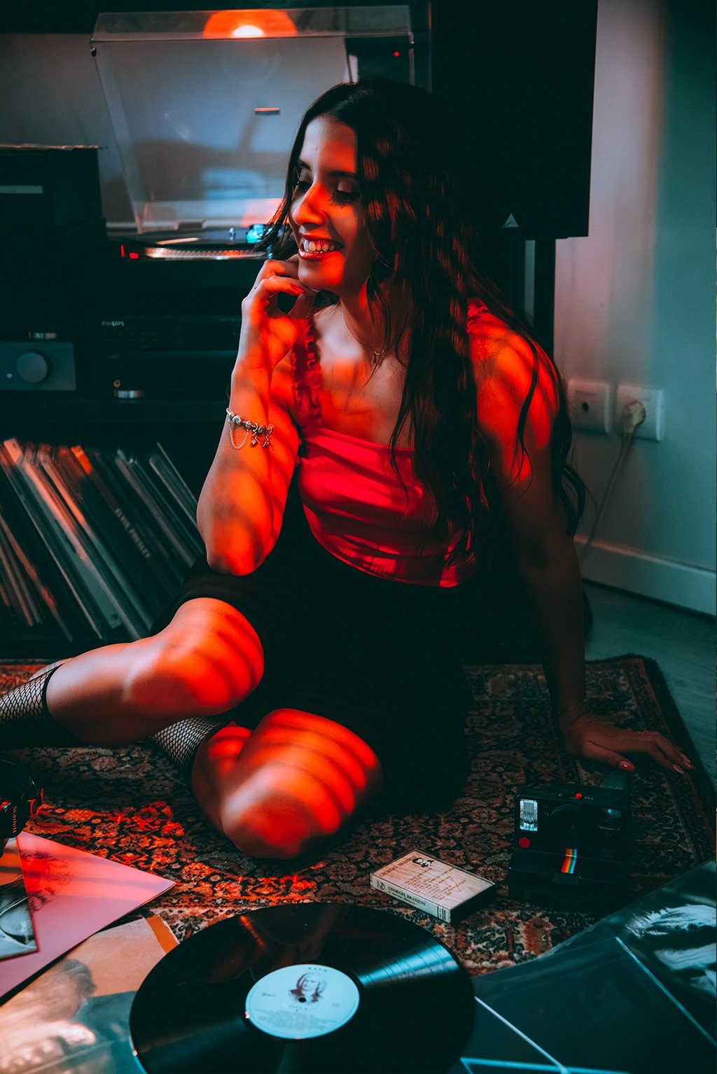 Portrait doux illuminé par les flash de lumière, avec dérrrière le déclencheur un photographe Palois.