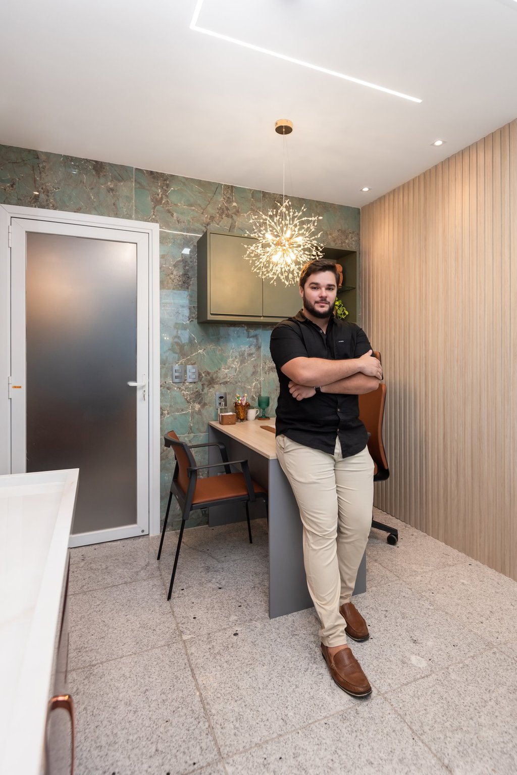 Mateus Xavier, dono da Nattú Engenharia, em escritório reformado com decoração moderna