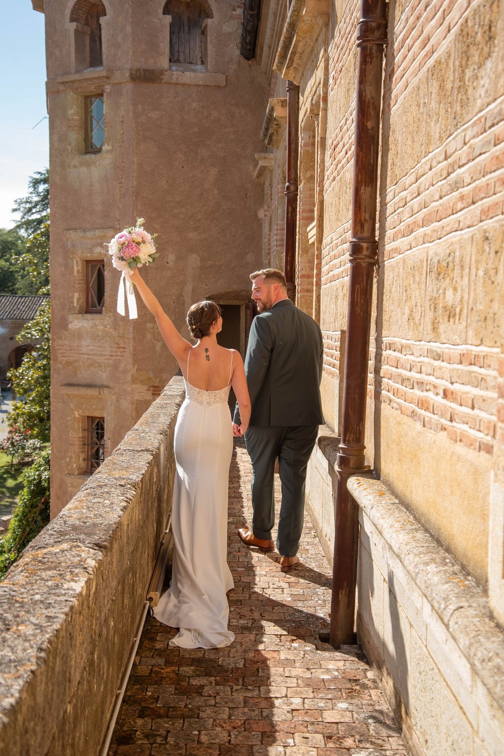 Séance couple mariage Château de Caumont — remparts Gers