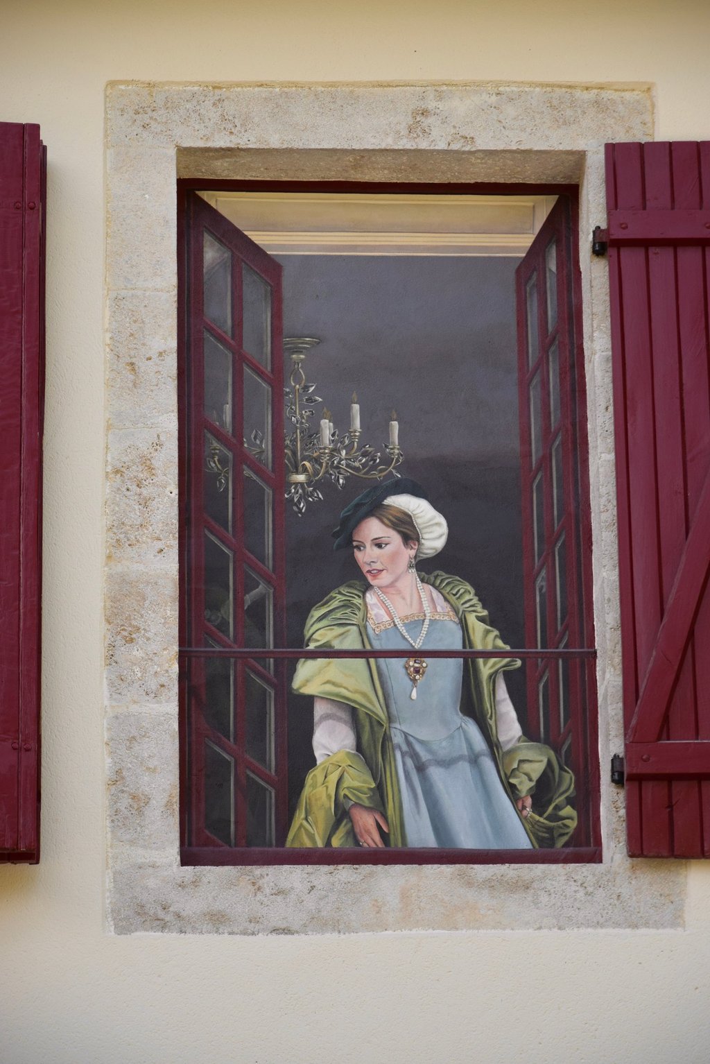 Fenêtre ouverte en trompe-l'oeil sur une façade, une femme en costume d'époque, un lustre.