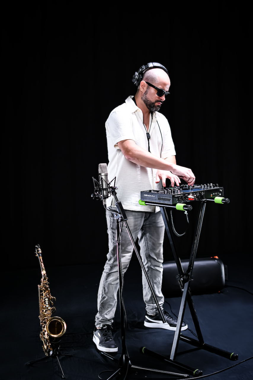 DJ Saxo y Percusión