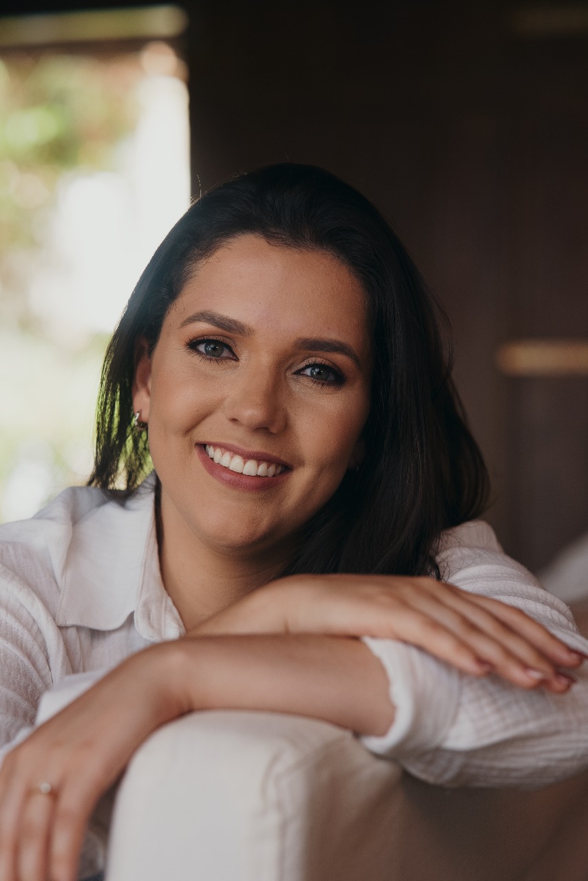 Dra. Larissa Fernandes, responsável técnica da Mabela Odontologia, em retrato em Alphaville Barueri